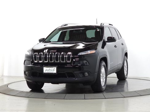 Used 2018 Jeep Cherokee Latitude Plus w/ Cold Weather Group AWD/4WD image 4