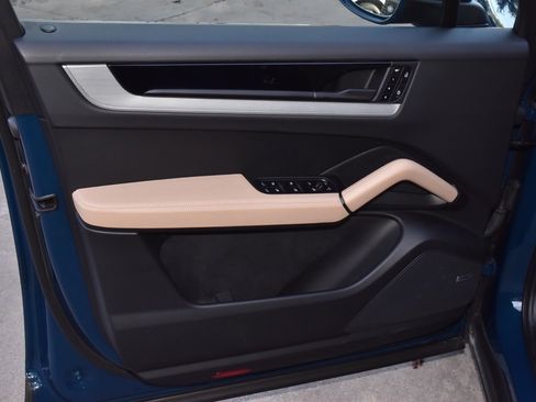 Used 2025 Porsche Cayenne Base image 34