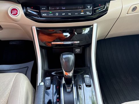 Used 2016 Honda Accord Touring image 25