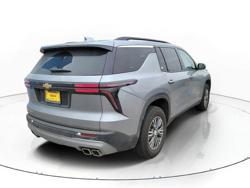 Used 2025 Chevrolet Traverse LT image 4