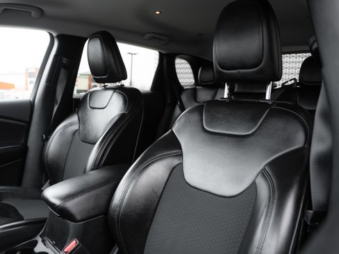 Used 2019 Jeep Cherokee Latitude Plus image 22