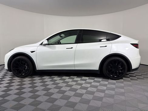 Used 2023 Tesla Model Y 2WD image 2