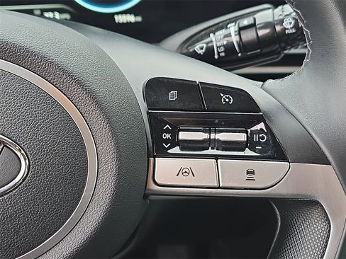 Certified 2022 Hyundai Elantra Limited image 17