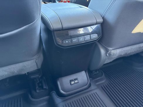 Used 2023 Toyota Highlander LE image 12