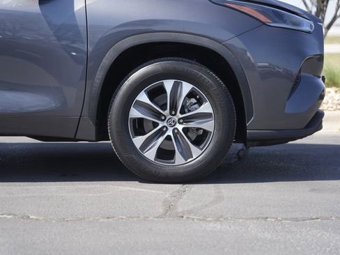 Used 2021 Toyota Highlander XLE image 4