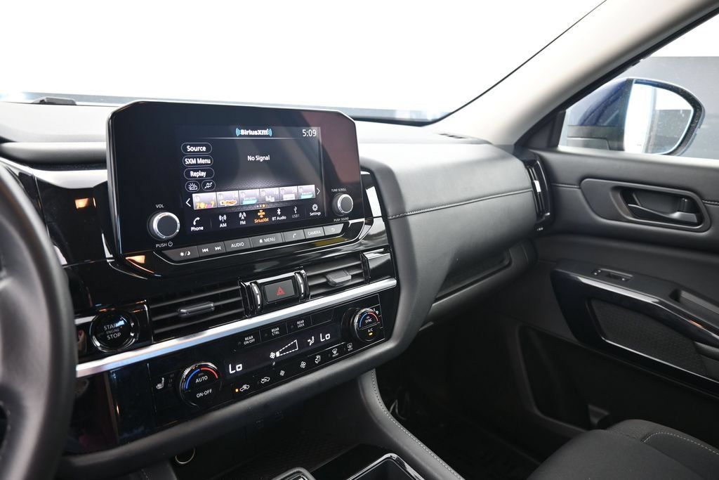 Used 2025 Nissan Pathfinder SV FWD image 23