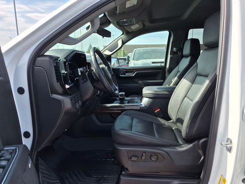 Used 2025 Chevrolet Silverado 1500 LT Trail Boss w/ Convenience Package II AWD/4WD image 15