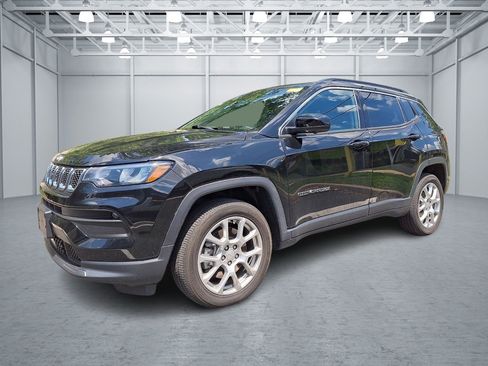 Used 2023 Jeep Compass Latitude AWD/4WD image 1