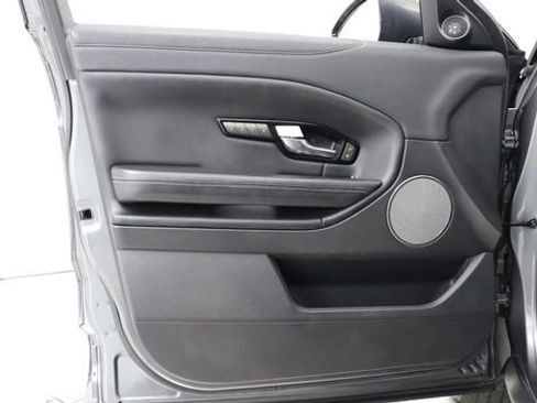 Used 2019 Land Rover Range Rover Evoque SE Premium image 40