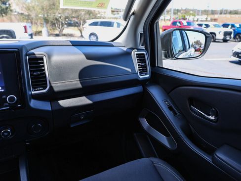 Used 2022 Nissan Frontier SV RWD image 5