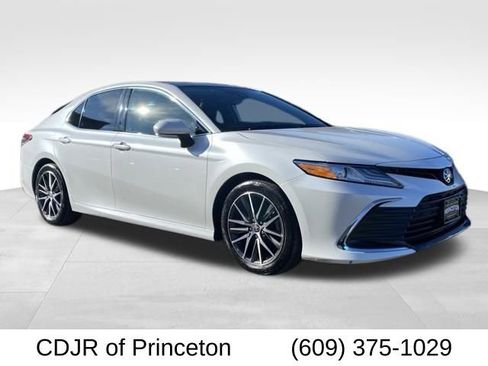 Used 2021 Toyota Camry XLE w/ Cold Weather Package image 1