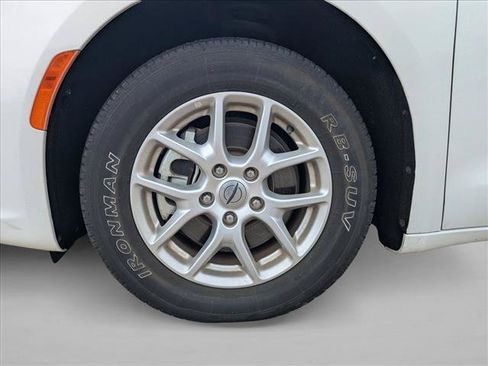 Used 2023 Chrysler Pacifica Touring-L FWD image 19
