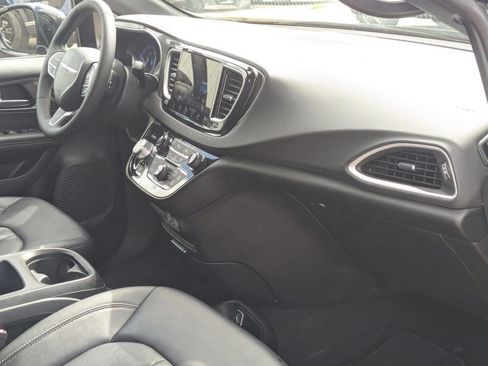 Used 2025 Chrysler Pacifica Select image 30