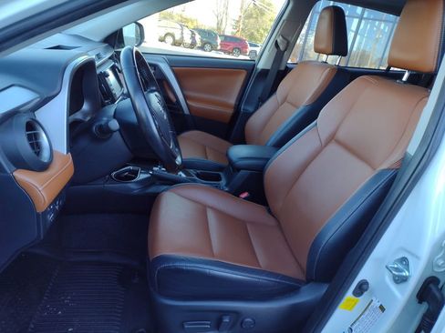 Used 2018 Toyota RAV4 Limited image 9