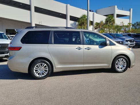 Used 2017 Toyota Sienna XLE Premium image 3