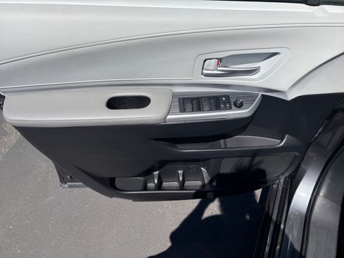 Used 2025 Toyota Sienna XLE FWD image 10