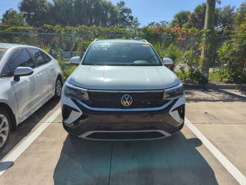 Used 2022 Volkswagen Taos SE FWD image 2