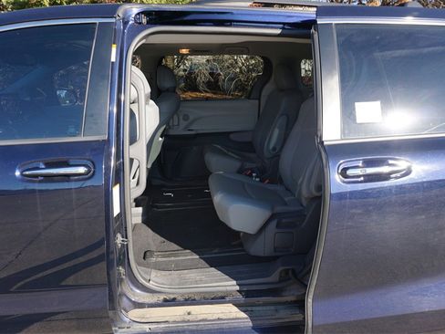 Used 2021 Toyota Sienna XLE image 15