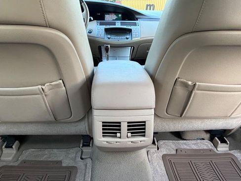 Used 2010 Toyota Avalon Limited FWD image 19