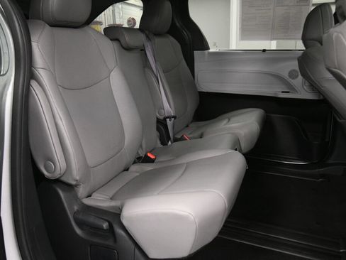 Certified 2025 Toyota Sienna XLE FWD image 27