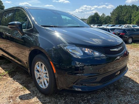 New 2026 Chrysler Voyager LX image 5
