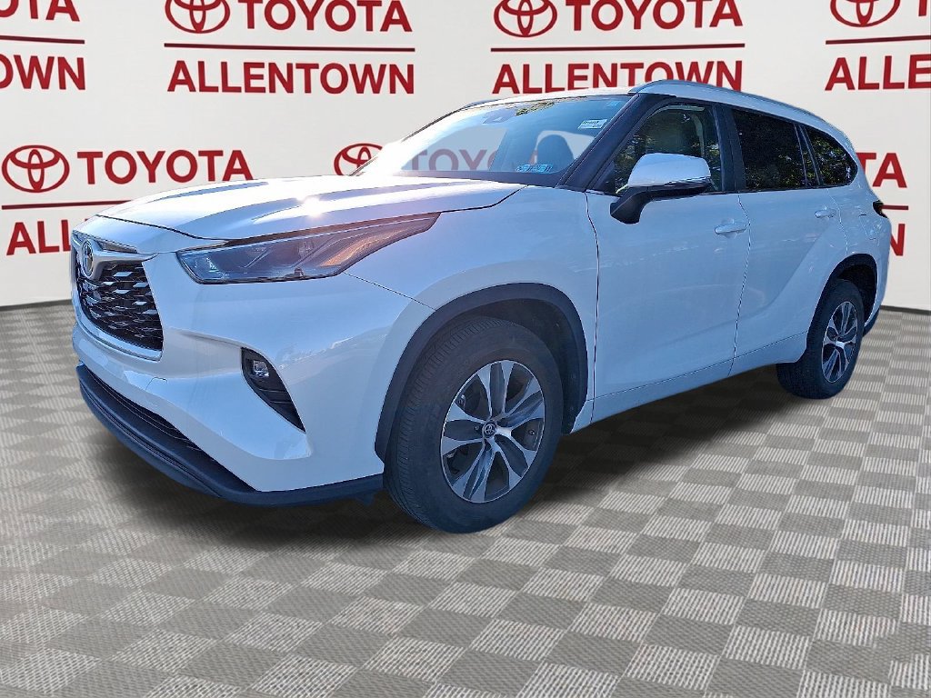 Used 2023 Toyota Highlander XLE FWD image 3