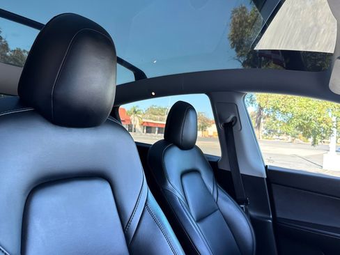 Used 2020 Tesla Model Y Long Range image 16