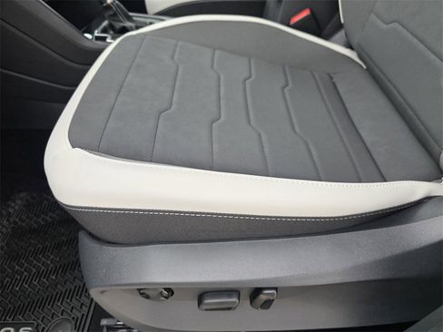 New 2026 Volkswagen Taos SE image 17