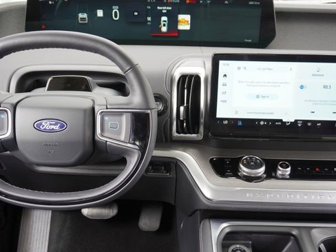 Used 2025 Ford Expedition Platinum w/ Driver's Package AWD/4WD image 32