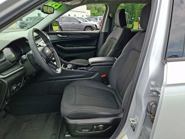 Used 2023 Jeep Grand Cherokee Laredo RWD image 13