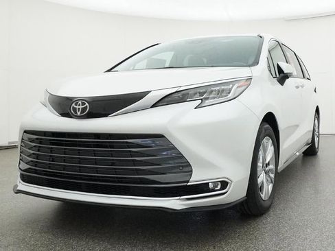 New 2026 Toyota Sienna Limited FWD image 32
