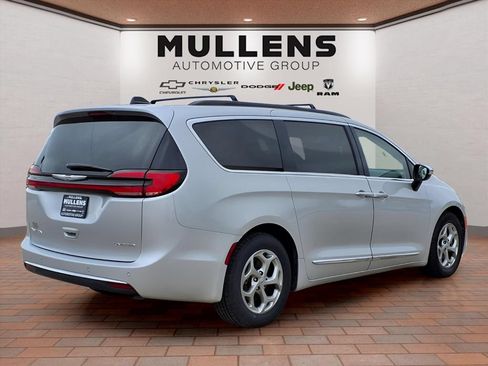 Used 2023 Chrysler Pacifica Limited FWD image 5