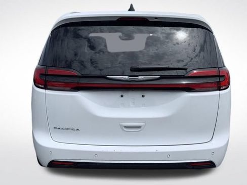 Used 2023 Chrysler Pacifica Touring-L FWD image 7