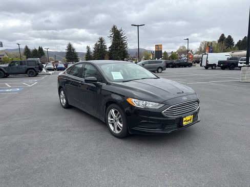 Used 2018 Ford Fusion SE w/ Fusion SE Technology Package FWD image 3