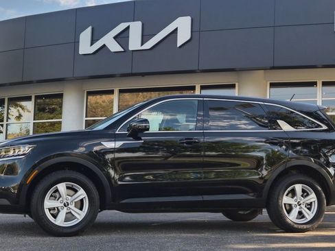 Certified 2023 Kia Sorento LX image 3