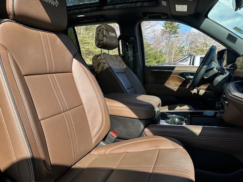 Used 2025 Chevrolet Tahoe High Country AWD/4WD image 17