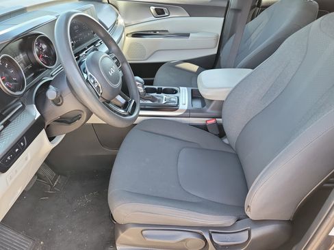 Used 2023 Kia Carnival LX image 3