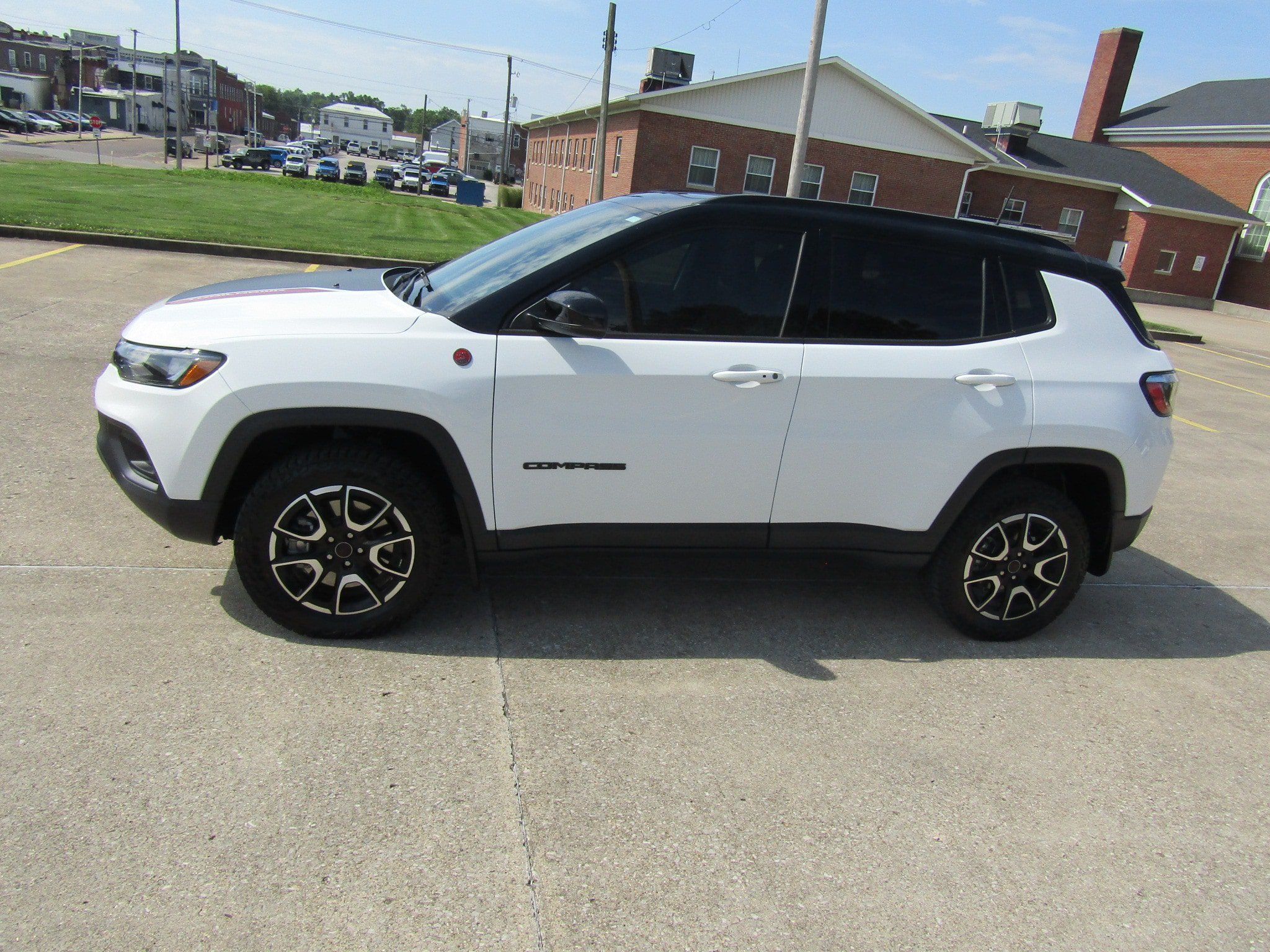 Used 2025 Jeep Compass Trailhawk w/ Sun & Sound Group AWD/4WD image 7