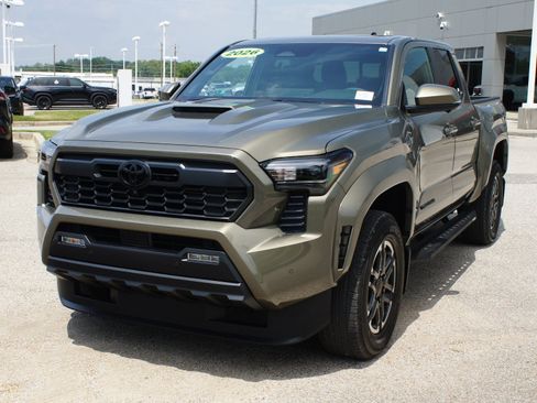 Used 2026 Toyota Tacoma TRD Sport w/ TRD Sport Premium Package AWD/4WD image 2