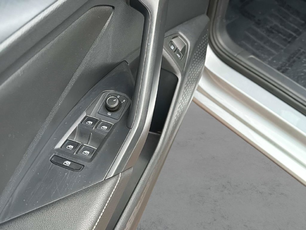Used 2024 Volkswagen Jetta SE FWD image 16
