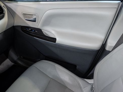 Used 2017 Toyota Sienna FWD image 38