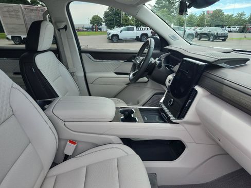 Certified 2025 GMC Acadia Denali w/ Super Cruise Package FWD image 7