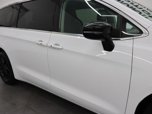 Used 2024 Chrysler Pacifica Touring-L FWD image 24