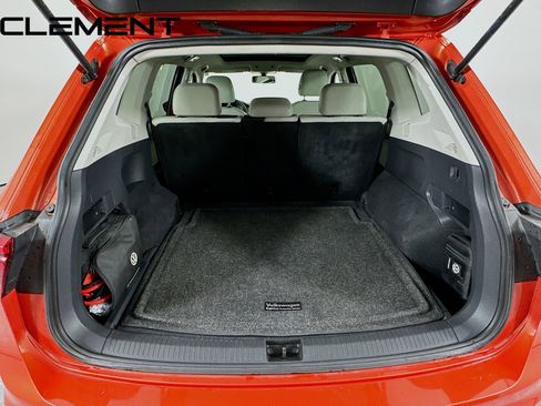Used 2019 Volkswagen Tiguan SE w/ Panoramic Sunroof Package image 9