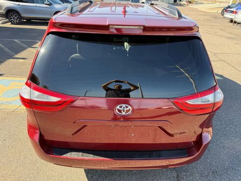 Used 2018 Toyota Sienna LE image 41