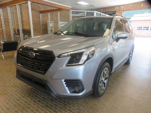 Used 2023 Subaru Forester Premium AWD/4WD image 1