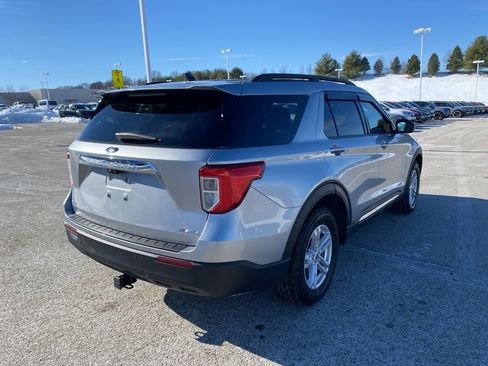 Used 2021 Ford Explorer XLT image 3