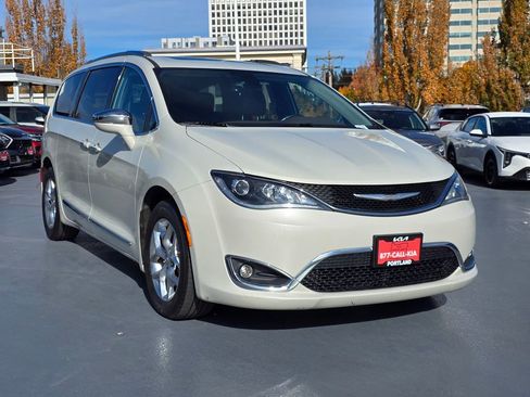 Used 2017 Chrysler Pacifica Limited image 7