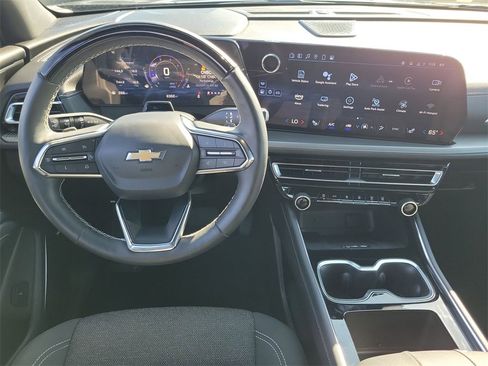 Used 2025 Chevrolet Traverse LT w/ Enhanced Driving Package image 11