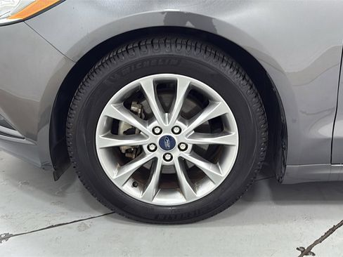 Used 2017 Ford Fusion SE image 24